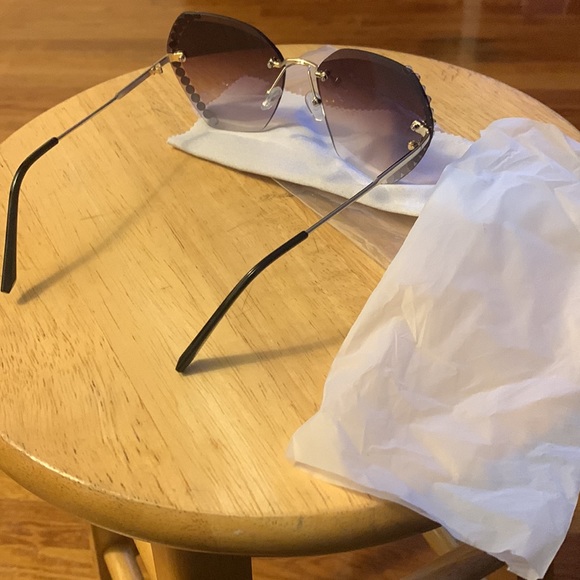 Sunglasses - Picture 4 of 5